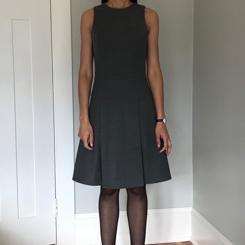 Sleeveless pleated skirt knee-length dress
